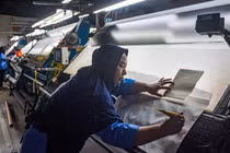 Một công nhân kiểm tra vải xuất khẩu trước khi nhuộm tại nhà máy Trisula Textile Industries ở Cimahi, Tây Java vào ngày 15/4. Ảnh: AFP.