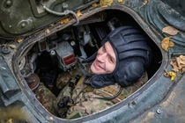 Andriy Kotyk, quân nhân 21 tuổi thuộc Lữ đoàn tác chiến số 13 'Khartiia' của Lực lượng Vệ binh Quốc gia Ukraine, trên xe chiến đấu bộ binh BMP-2 tại Kharkov, Ukraine ngày 8/11. Ảnh: Reuters