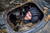 Andriy Kotyk, quân nhân 21 tuổi thuộc Lữ đoàn tác chiến số 13 'Khartiia' của Lực lượng Vệ binh Quốc gia Ukraine, trên xe chiến đấu bộ binh BMP-2 tại Kharkov, Ukraine ngày 8/11. Ảnh: Reuters