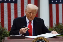 Tổng thống Mỹ Donald Trump ký lệnh hành pháp về thuế quan tại Vườn Hồng thuộc Nhà Trắng ngày 2/4. Ảnh: Reuters.