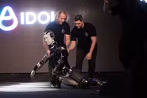 Robot hình người đầu tiên của Nga được hỗ trợ bởi AI đã vấp ngã trên sân khấu trong buổi ra mắt tại Moscow vào tháng trước, rơi xuống đất theo tư thế sấp mặt. Ảnh: WSJ.