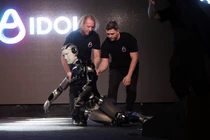 Robot hình người đầu tiên của Nga được hỗ trợ bởi AI đã vấp ngã trên sân khấu trong buổi ra mắt tại Moscow vào tháng trước, rơi xuống đất theo tư thế sấp mặt. Ảnh: WSJ.