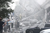 Mọi người nhìn vào thiệt hại của các tòa nhà tại Quảng trường Nobonyad sau cuộc không kích của Israel vào ngày 13/6 tại Tehran, Iran. Ảnh: Getty.