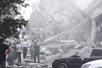 Mọi người nhìn vào thiệt hại của các tòa nhà tại Quảng trường Nobonyad sau cuộc không kích của Israel vào ngày 13/6 tại Tehran, Iran. Ảnh: Getty.