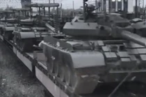 Xe tăng T-62M được vận chuyển bằng đường sắt. Ảnh: MW.