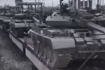 Xe tăng T-62M được vận chuyển bằng đường sắt. Ảnh: MW.