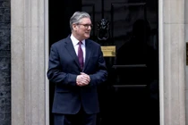 Thủ tướng Anh Keir Starmer đứng bên ngoài số 10 phố Downing ở London. Ảnh: Getty.