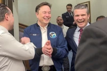 Elon Musk gặp gỡ Bộ trưởng Quốc phòng Mỹ Pete Hegseth hôm 21/3. Ảnh: Reuters.