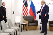 Tổng thống Nga Vladimir Putin gặp người đồng cấp Mỹ Donald Trump tại hội nghị thượng đỉnh G20 ở Osaka, Nhật Bản năm 2019. Ảnh: Getty.