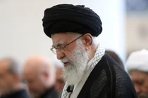 Lãnh tụ tối cao Iran Ayatollah Ali Khamenei chủ trì buổi cầu nguyện tại Nhà thờ Hồi giáo Imam Khomeini Musalla ở Tehran, Iran ngày 4/10 (Ảnh: Getty)