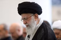 Lãnh tụ tối cao Iran Ayatollah Ali Khamenei chủ trì buổi cầu nguyện tại Nhà thờ Hồi giáo Imam Khomeini Musalla ở Tehran, Iran ngày 4/10 (Ảnh: Getty)