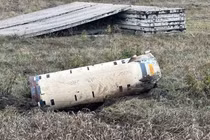 Một mảnh tên lửa ATACMS do Mỹ sản xuất đã được Ukraine bắn vào Khu vực Kursk của Nga. Ảnh: BQP Nga.