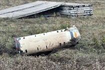 Một mảnh tên lửa ATACMS do Mỹ sản xuất đã được Ukraine bắn vào Khu vực Kursk của Nga. Ảnh: BQP Nga.