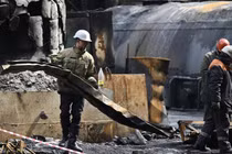 Lực lượng cứu hộ và công nhân dọn dẹp các mảnh vỡ trong phòng tuabin sau cuộc tấn công vào một nhà máy điện ở một địa điểm không được tiết lộ ở Ukraine (Ảnh: AFP)