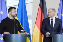 Tổng thống Ukraine Volodymyr Zelensky theo dõi Thủ tướng Đức Olaf Scholz trong bài phát biểu tại Berlin, Đức, ngày 11/10 (Ảnh: AP)