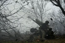 Quân nhân thuộc đội pháo binh của đơn vị đặc nhiệm Cảnh sát Quốc gia bắn pháo D-30 về phía quân đội Nga tại một vị trí ở tiền tuyến ở vùng Zaporizhzhia, Ukraine ngày 11/1. Ảnh: Reuters.