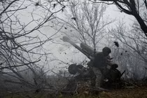 Quân nhân thuộc đội pháo binh của đơn vị đặc nhiệm Cảnh sát Quốc gia bắn pháo D-30 về phía quân đội Nga tại một vị trí ở tiền tuyến ở vùng Zaporizhzhia, Ukraine ngày 11/1. Ảnh: Reuters.