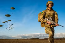 Trung đoàn nhảy dù của Quân đội Anh tập trận tại Estonia. Ảnh: MW.
