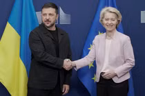 Chủ tịch Ủy ban Châu Âu Ursula von der Leyen bắt tay Tổng thống Ukraine Volodymyr Zelensky tại Brussels, Bỉ, nơi ông tham dự cuộc họp của các nhà lãnh đạo Châu Âu, ngày 17/8. Ảnh: Reuters.
