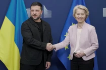 Chủ tịch Ủy ban Châu Âu Ursula von der Leyen bắt tay Tổng thống Ukraine Volodymyr Zelensky tại Brussels, Bỉ, nơi ông tham dự cuộc họp của các nhà lãnh đạo Châu Âu, ngày 17/8. Ảnh: Reuters.
