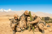 Binh sĩ Trung Quốc lắp đặt súng cối trong một cuộc thử nghiệm bắn đạn thật ở độ cao 4.700 m (Ảnh: Asia Times)