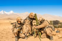 Binh sĩ Trung Quốc lắp đặt súng cối trong một cuộc thử nghiệm bắn đạn thật ở độ cao 4.700 m (Ảnh: Asia Times)