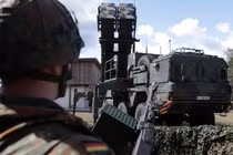 Một binh sĩ Đức trong cuộc tập trận quân sự "Người bảo vệ quốc gia" tại khu huấn luyện xe tăng Bundeswehr vào ngày 18/4 (Ảnh: Getty)