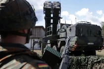 Một binh sĩ Đức trong cuộc tập trận quân sự "Người bảo vệ quốc gia" tại khu huấn luyện xe tăng Bundeswehr vào ngày 18/4 (Ảnh: Getty)