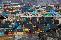Những ngôi nhà được chụp ở Ilulissat, Greenland. Khi Greenland vẫn còn là thuộc địa, Mỹ dưới thời Tổng thống lúc bấy giờ là Harry Truman đã tìm cách mua hòn đảo này làm tài sản chiến lược trong Chiến tranh Lạnh với giá 100 triệu USD dưới dạng vàng, nhưng Copenhagen từ chối bán. Ảnh: Reuters.