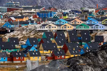 Những ngôi nhà được chụp ở Ilulissat, Greenland. Khi Greenland vẫn còn là thuộc địa, Mỹ dưới thời Tổng thống lúc bấy giờ là Harry Truman đã tìm cách mua hòn đảo này làm tài sản chiến lược trong Chiến tranh Lạnh với giá 100 triệu USD dưới dạng vàng, nhưng Copenhagen từ chối bán. Ảnh: Reuters.