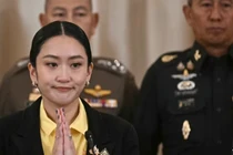 Thủ tướng Thái Lan Paetongtarn Shinawatra tại một cuộc họp báo bên cạnh Tư lệnh Lực lượng vũ trang Pana Klaewplodthuk (phải) tại Tòa nhà Chính phủ ở Bangkok vào ngày 19/6. Ảnh: AFP.