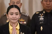 Thủ tướng Thái Lan Paetongtarn Shinawatra tại một cuộc họp báo bên cạnh Tư lệnh Lực lượng vũ trang Pana Klaewplodthuk (phải) tại Tòa nhà Chính phủ ở Bangkok vào ngày 19/6. Ảnh: AFP.