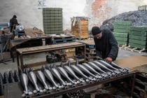 Công nhân lắp ráp đạn súng cối tại một nhà máy ở Ukraine. Ảnh: BI.