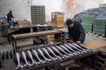 Công nhân lắp ráp đạn súng cối tại một nhà máy ở Ukraine. Ảnh: BI.