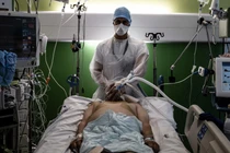 Biến chủng Omicron của SARS-CoV-2 đã xuất hiện ở châu Âu (Ảnh: AP)