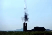 Vụ phóng tên lửa đất đối không từ hệ thống Pyongae-6 của Triều Tiên. Ảnh: MW.