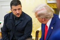 Tổng thống Ukraine Volodymyr Zelensky đã trao cho Tổng thống Mỹ Donald Trump một bức thư do vợ ông là Olena Zelenska viết cho Đệ nhất phu nhân Mỹ Melania. Ảnh: EPA.
