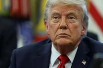 Tổng thống Mỹ Donald Trump ký các sắc lệnh hành pháp tại Phòng Bầu dục ở Nhà Trắng ở Washington, D.C., Mỹ ngày 23/4. Ảnh: Reuters.