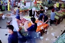 Túi của một người đàn ông bất ngờ phát nổ trong một siêu thị ở Beirut, Lebanon ngày 17/9 (Ảnh: Reuters)