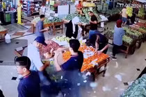 Túi của một người đàn ông bất ngờ phát nổ trong một siêu thị ở Beirut, Lebanon ngày 17/9 (Ảnh: Reuters)