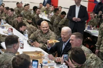 Tổng thống Joe Biden dùng bữa với cá binh sĩ Mỹ tại Ba Lan (Ảnh: AP)