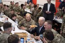Tổng thống Joe Biden dùng bữa với cá binh sĩ Mỹ tại Ba Lan (Ảnh: AP)
