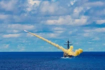 Tàu USS Curtis Wilbur của Mỹ phóng tên lửa Harpoon vào tháng 5/2019 (Ảnh: Reuters)