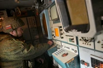 Một quân nhân Nga đang vận hành hệ thống tên lửa phòng không Tor. Ảnh: Sputnik.