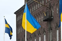 Quốc kỳ Ukraine tại Tòa thị chính ở Stockholm, Thụy Điển. Ảnh: Reuters.