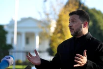 Tổng thống Ukraine Volodymyr Zelensky phát biểu với các phóng viên bên ngoài Nhà Trắng ở Washington, DC, vào ngày 17/10. Ảnh: Getty.