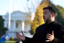 Tổng thống Ukraine Volodymyr Zelensky phát biểu với các phóng viên bên ngoài Nhà Trắng ở Washington, DC, vào ngày 17/10. Ảnh: Getty.