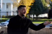 Tổng thống Ukraine Volodymyr Zelensky bên ngoài Nhà Trắng, Washington, DC, ngày 17/10. Ảnh: Getty.