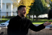 Tổng thống Ukraine Volodymyr Zelensky bên ngoài Nhà Trắng, Washington, DC, ngày 17/10. Ảnh: Getty.