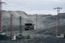 Một chiếc xe ben chở quặng sắt từ địa điểm khai thác gần Horishni Plavni, Ukraine vào tháng 7/2019. ảnh: Getty.